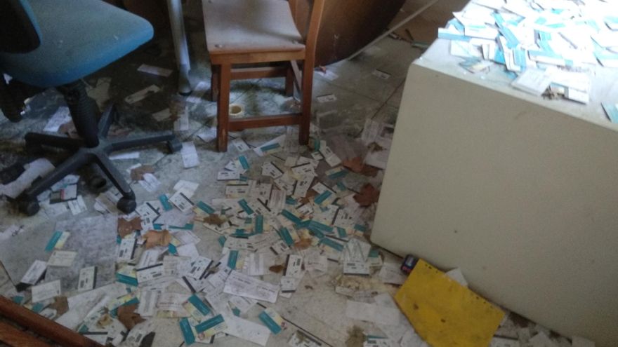 Papeles y documentos de la oficina del complejo tirados en el suelo.