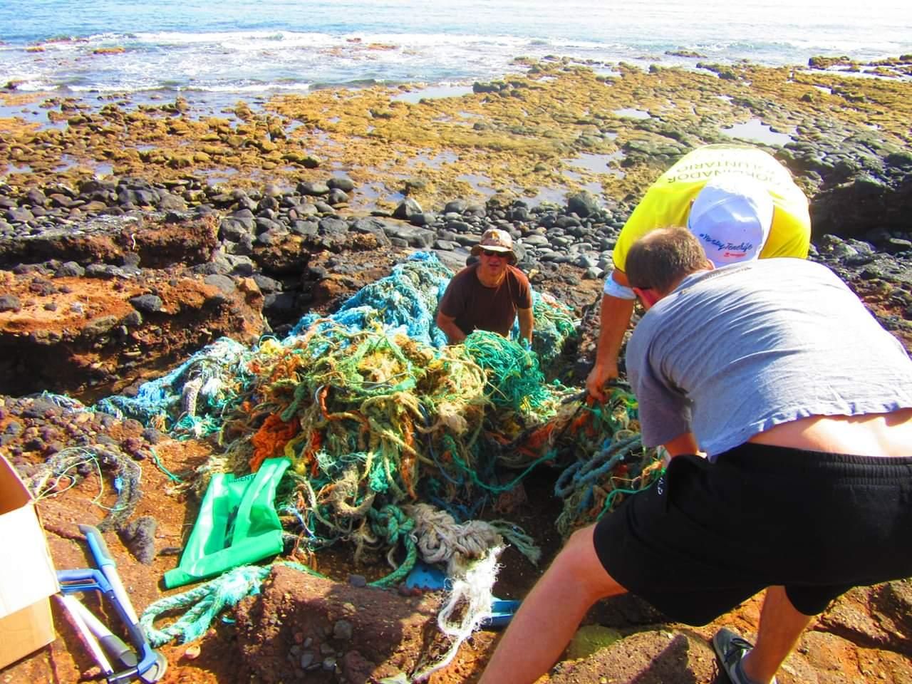 Recogida de residuos en la costa de El Porís