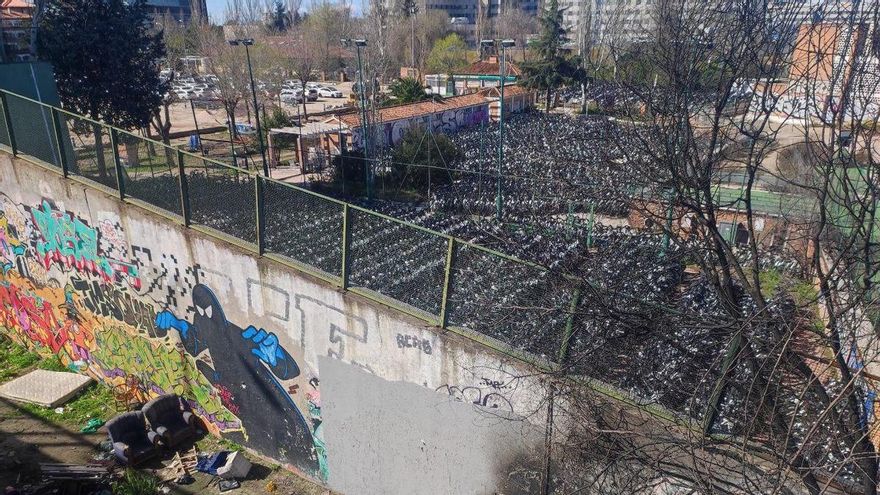 El antiguo "oasis" vecinal de la EMT de Madrid ahora es su vertedero: piscina llena de bicis y un parking en el campo de fútbol