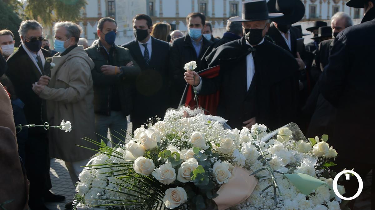 Ofrenda floral en recuerdo de María de los Ángeles García y María Soledad Muñoz