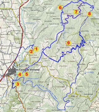 Mapa d’una part de la Serra de Vandàngel sobre el que s’han traçat alguns dels itineraris possibles per a visitar els espais bèl·lics de la zona.