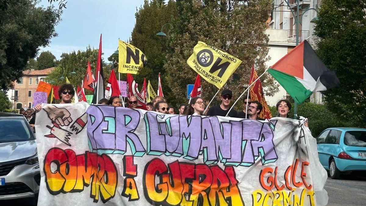 Manifestantes muestran su rechazo a la guerra en el Festival de Venecia.