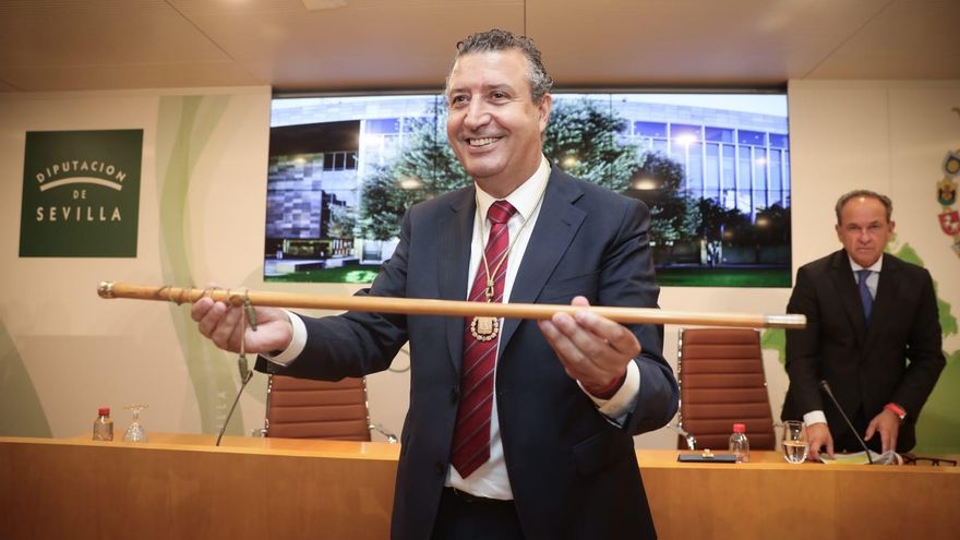 El nuevo presidente de la Diputación, Javier Fernández, con el bastón de mando de la Diputación.