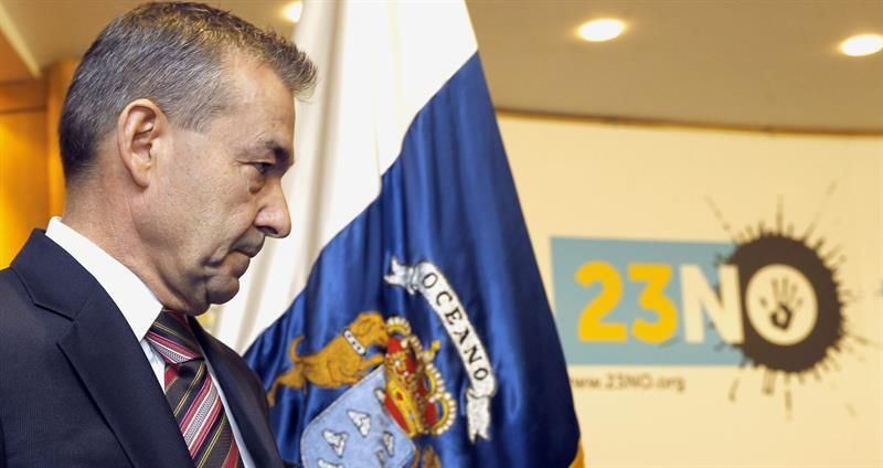 Paulino Rivero, en el acto institucional contra las prospecciones. (EFE / ELVIRA URQUIJO)