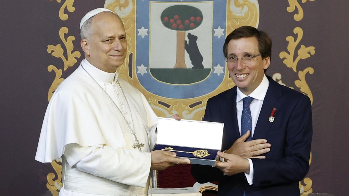 El papa León XIV recibe de manos del alcalde de Madrid, José Luis Martínez Almeida (d), la Llave de Oro de la ciudad antes del comienzo de la misa de Corpus Christi que el papa León XIV va a presidir en la plaza de Cibeles.