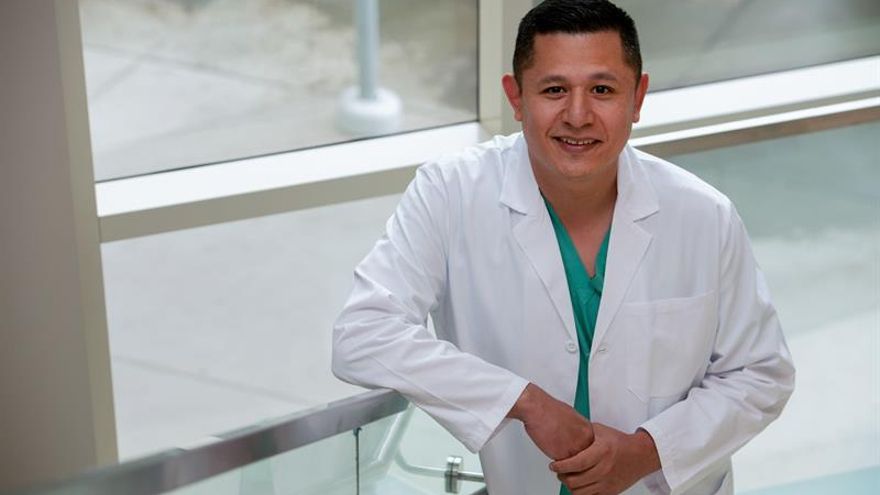 Un expandillero que se especializa como cirujano no olvida a los pacientes latinos