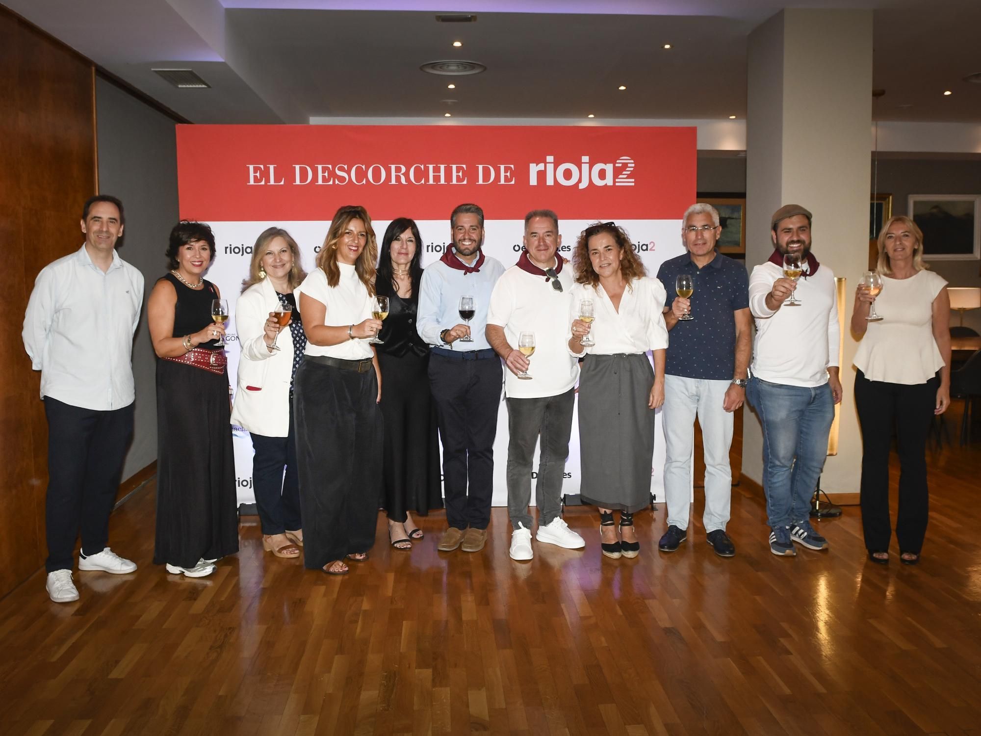 Representantes del PSOE de La Rioja, Diego García, Emilia Fernández, Javier García, Eloy Madorrán, la delegada del Gobierno en La Rioja, Beatriz Arraiz, José Ángel Lacalzada, Rubén Zúñiga y María Somalo, con responsables de elDiario.es y Rioja2