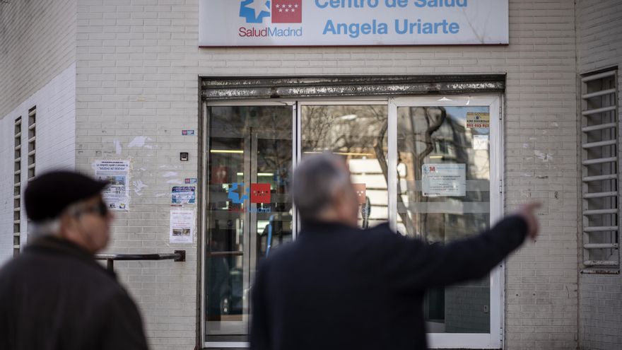 Vuelven los carteles de "sin médico": la cerrazón del Gobierno de Ayuso refuerza la huelga en la Atención Primaria de Madrid