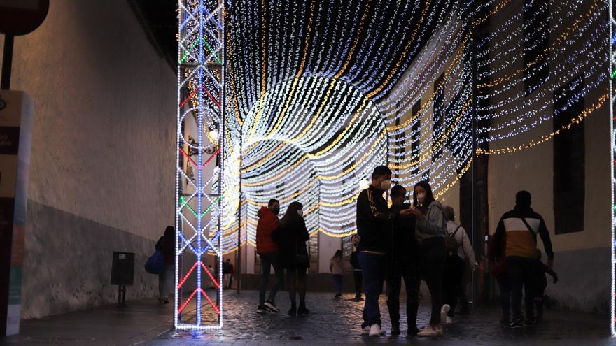 Varias personas bajo el alumbrado navideño de La Laguna