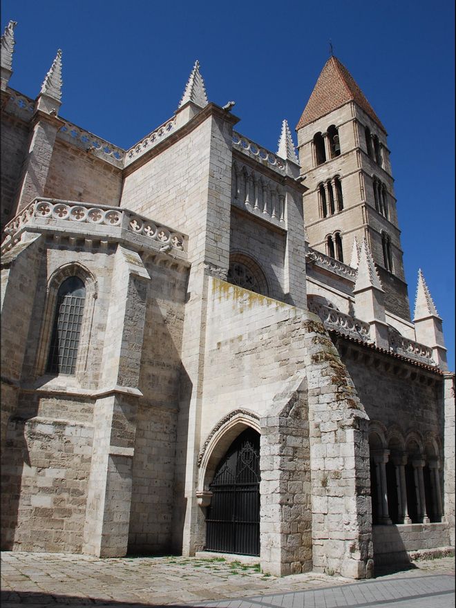 Santa María la Antigua presume de tener el campanario románico más alto de España.