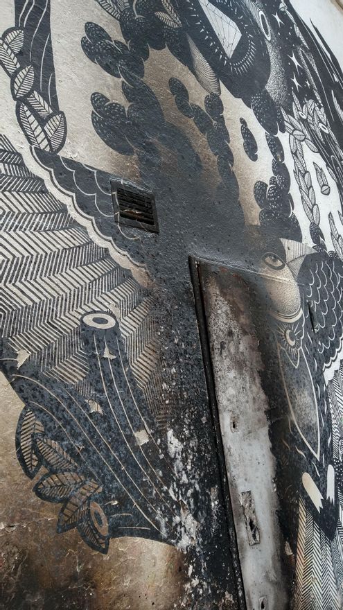 Parte de la pared calcinada en el incendio de San Dimas