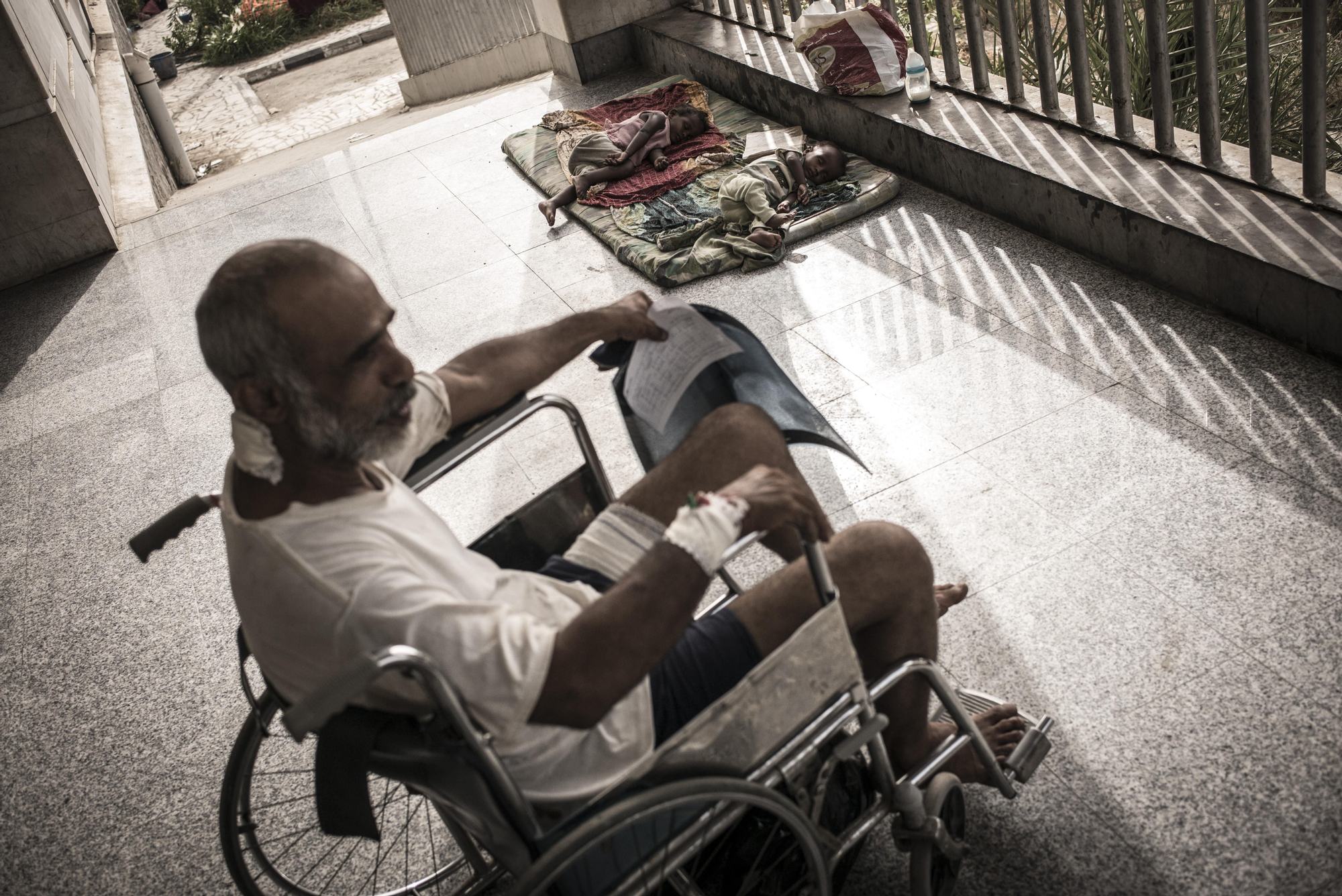 Un hombre espera para recibir atención médica en el Hospital Quirúrgico de MSF en Adén. El sistema sanitario local ya padecía graves problemas en el país más pobre de la región, pero la violencia y el bloqueo lo han deteriorado aún más. Fotografía: Guillaume Binet/MYOP