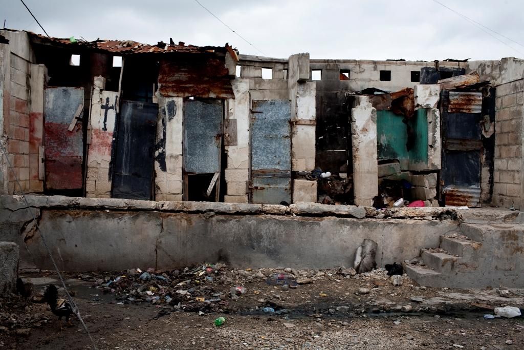 5 de marzo de 2010. Letrinas públicas en Cite Soleil, uno de los suburbios de Puerto Príncipe. Los problemas de saneamiento han supuesto un reto en un país que ya contaba con graves carencias en este ámbito. Fotografía: Michael Goldfarb/MSF