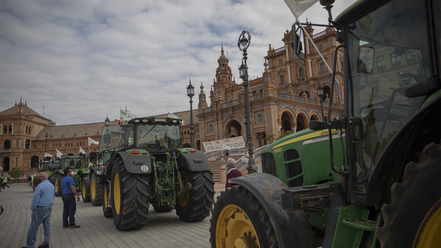 Tractorada en la Plaza de España de Sevilla.