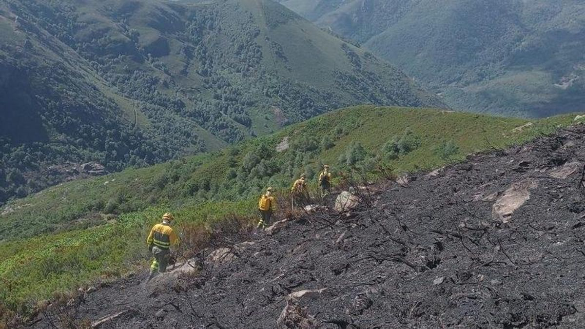Bomberos forestales cambiando de turno a primera hora de este sábado en Candín.