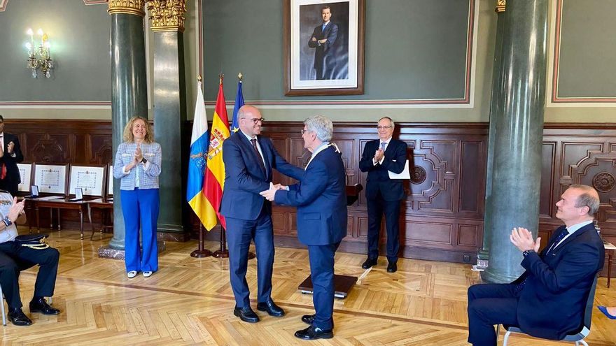 El consejero de Administraciones Públicas, Justicia y Seguridad del Gobierno de Canarias, Julio Pérez, recibe la Encomienda de la Orden de Isabel la Católica