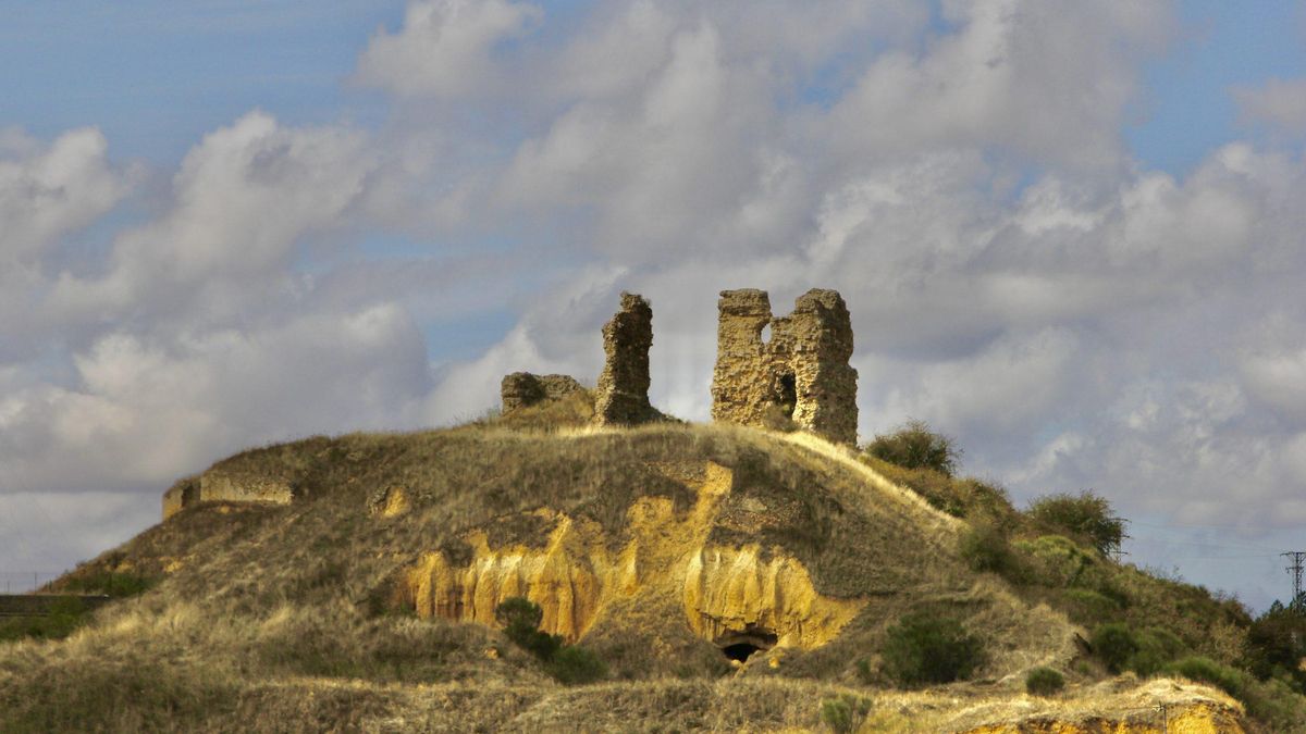 De época visigoda, este castillo tuvo unas cuevas que pudieron servir de mazmorras, almacenaje o de vía para escapar