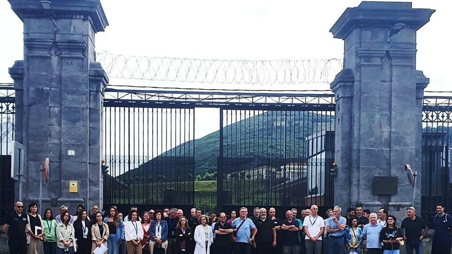 Los trabajadores de El Dueso se concentran ante esta cárcel de Santoña tras la agresión a una funcionaria de Sevilla