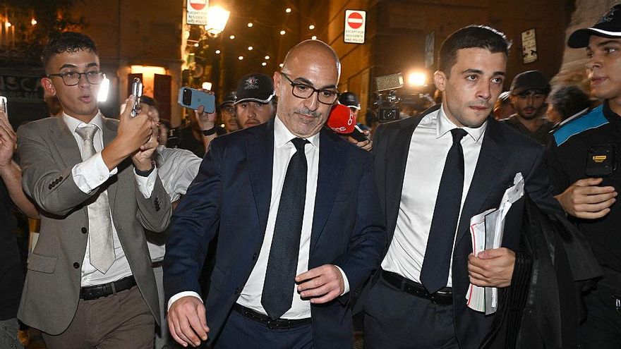 Yorgen Fenech sale del tribunal tras ser declarado no culpable del asesinato de la periodista.