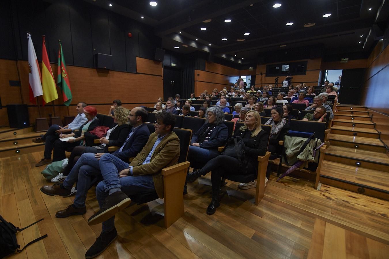 Público en la Casa de Cultura de Torrelavega durante la segunda sesión de las IV Jornadas de Periodismo de elDiario.es Cantabria.