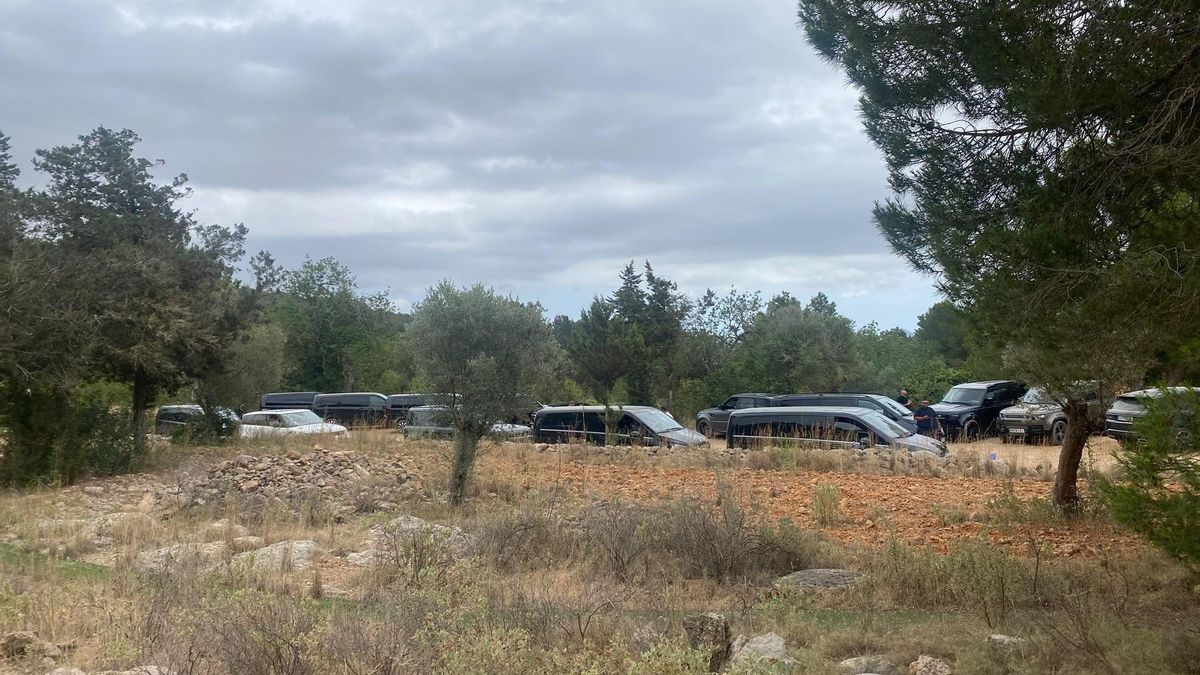 La Policía desmantela una fiesta ilegal con más de mil personas en Ibiza: djs, varias barras y un tiovivo en suelo rústico