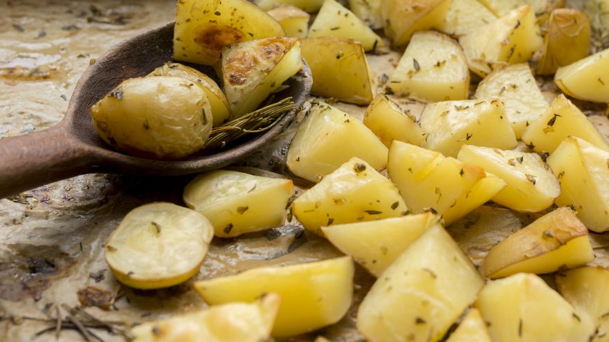 Tres platos sorprendentes con patatas asadas al horno, una guarnición sana para carne o pescado