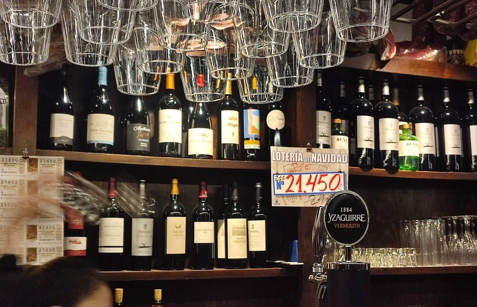 Décimo de Lotería de Navidad a 21 euros en un bar del Barrio Romántico de León.