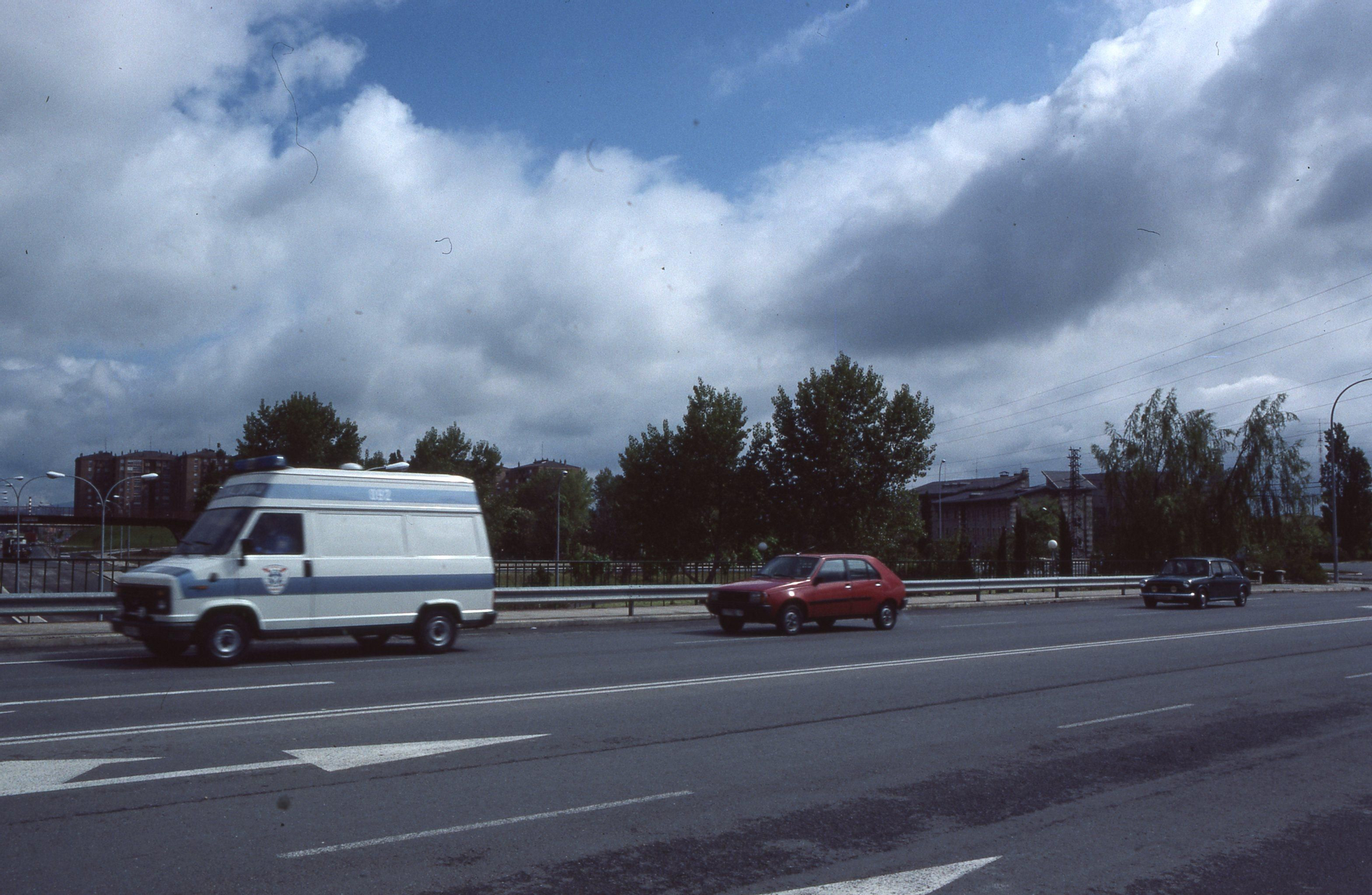Puente sobre Arana con una furgoneta de la Policía Local