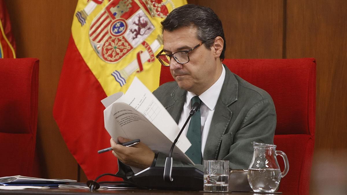 El alcalde José María Bellido presidiendo el pleno municipal