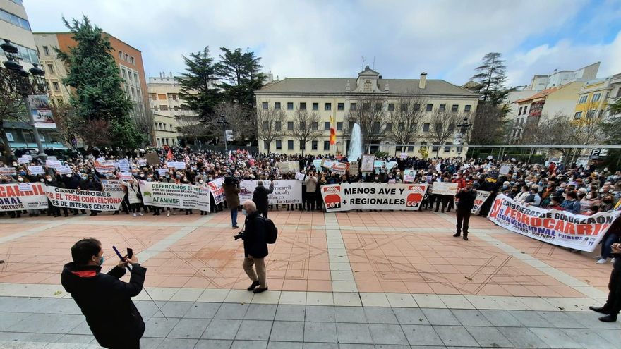 Más de un millar de personas salen a la calle en Cuenca para defender el tren convencional