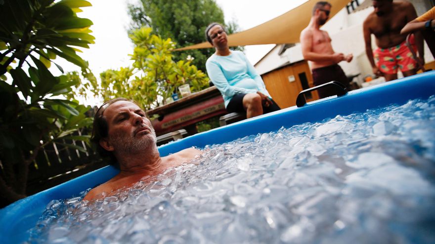 Baños de hielo para combatir el calor y el estrés en Dubái