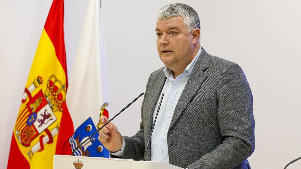 El consejero de Economía de Cantabria, Luis Ángel Agüeros, en rueda de prensa.