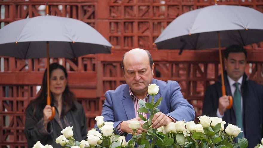 El presidente del EBB del PNV, Andoni Ortuzar, participa durante un acto por motivo del Día de la Memoria en Vitoria-Gasteiz.