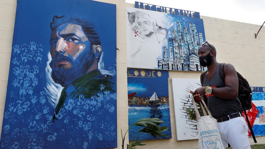 Un hombre camina frente a una pintura de Fidel Castro en La Habana (Cuba), en una fotografía de archivo.
