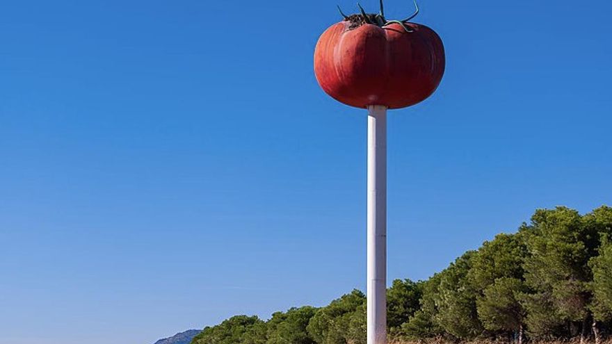 Una cafetera, un tomate o unos pavos: las esculturas más extrañas del turismo rural