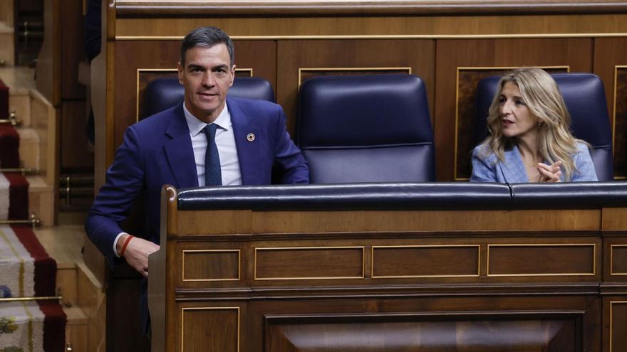 El presidente del Gobierno, Pedro Sánchez, junto a la vicepresidenta segunda y ministra de Trabajo, Yolanda Díaz, en una imagen de archivo en el Congreso.