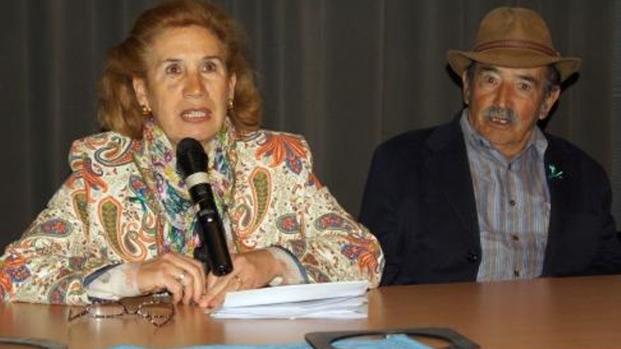 Concejala de Bienestar Social, Montserrat Gutiérrez y patriarca de la comunidad giatana en León.