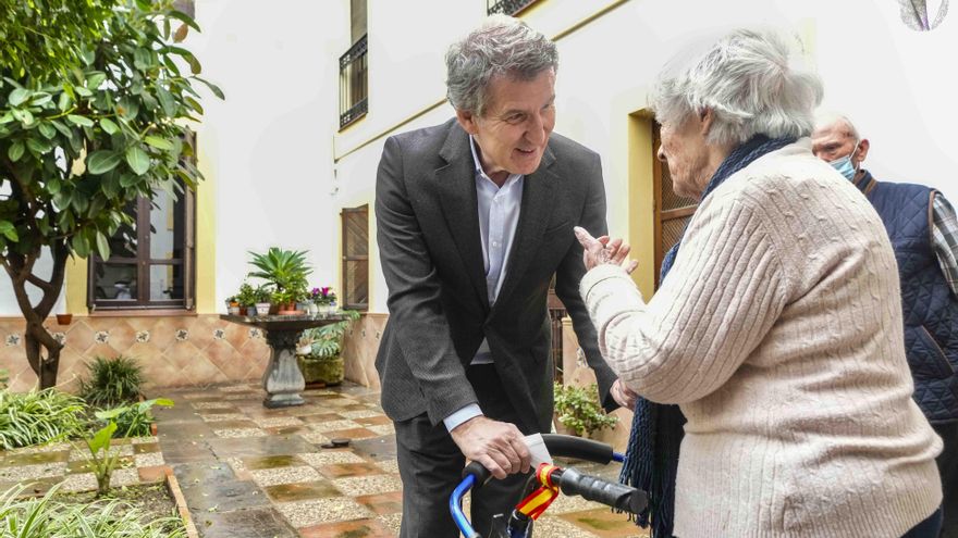 Feijóo anuncia la financiación de una nueva vacuna para los mayores que las propias comunidades del PP rechazaron