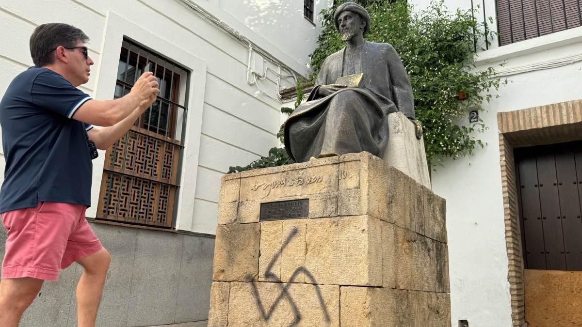 Estatua de Maimónides, vandalizada