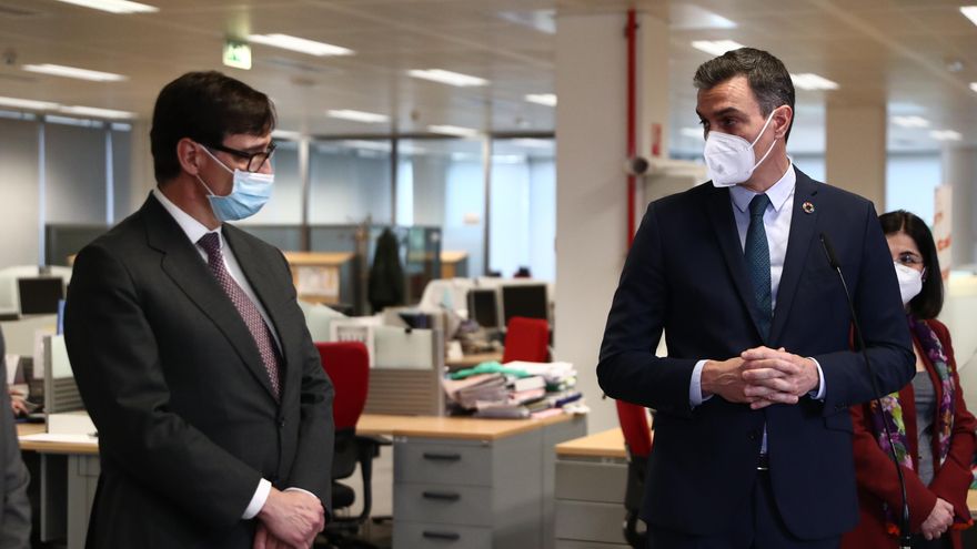 El ministro de Sanidad, Salvador Illa, y el presidente del Gobierno, Pedro Sánchez, en una visita a la Agencia Española del Medicamento, en Madrid.