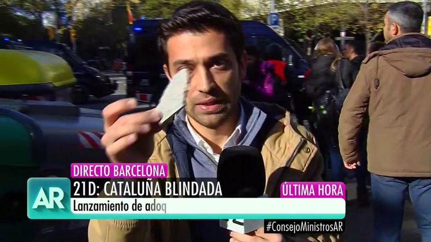 Marc Calderón muestra una de las piedras que los CDR han lanzado a los Mossos