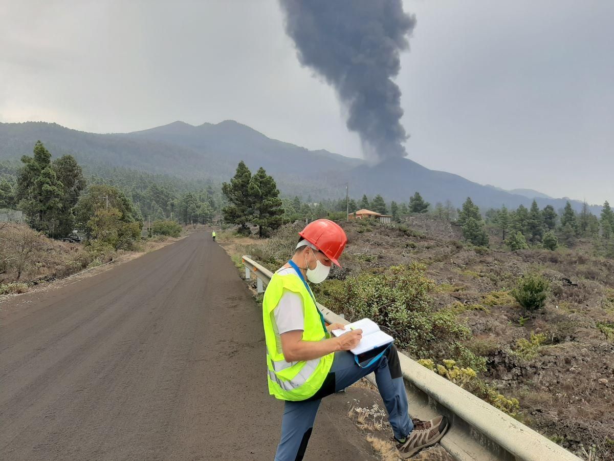 En la imagen, el investigador Javier Dóniz en las cercanías del volcán Tajogaite.
