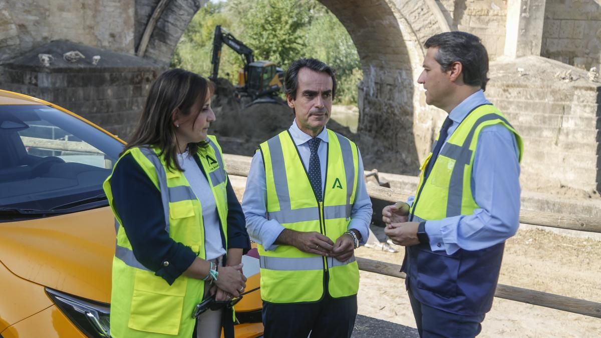 El consejero de Fomento y Movilidad de la Junta, Mario Muñoz-Atanet, y el alcalde de Córdoba, José María Bellido, visitan las obras bajo el puente romano_9