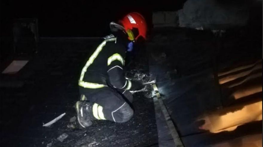 Intervención de los Bomberos de Ponferrada en un incendio en Silván (Benuza). / Foto: Infobierzo.com