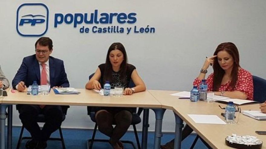 Mayo, entre Mañueco y la entonces 'popular' Silvia Clemente en una reunión sobre autónomos.