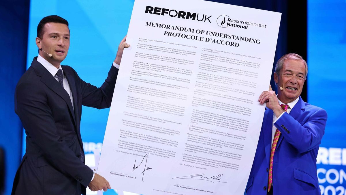 Jordan Bardella, de Reagrupación Nacional, y Nigel Farage, de Reform, en Birmingham este viernes, con un texto en el que se comprometen a frenar los cruces de migrantes de Francia al Reino Unido.