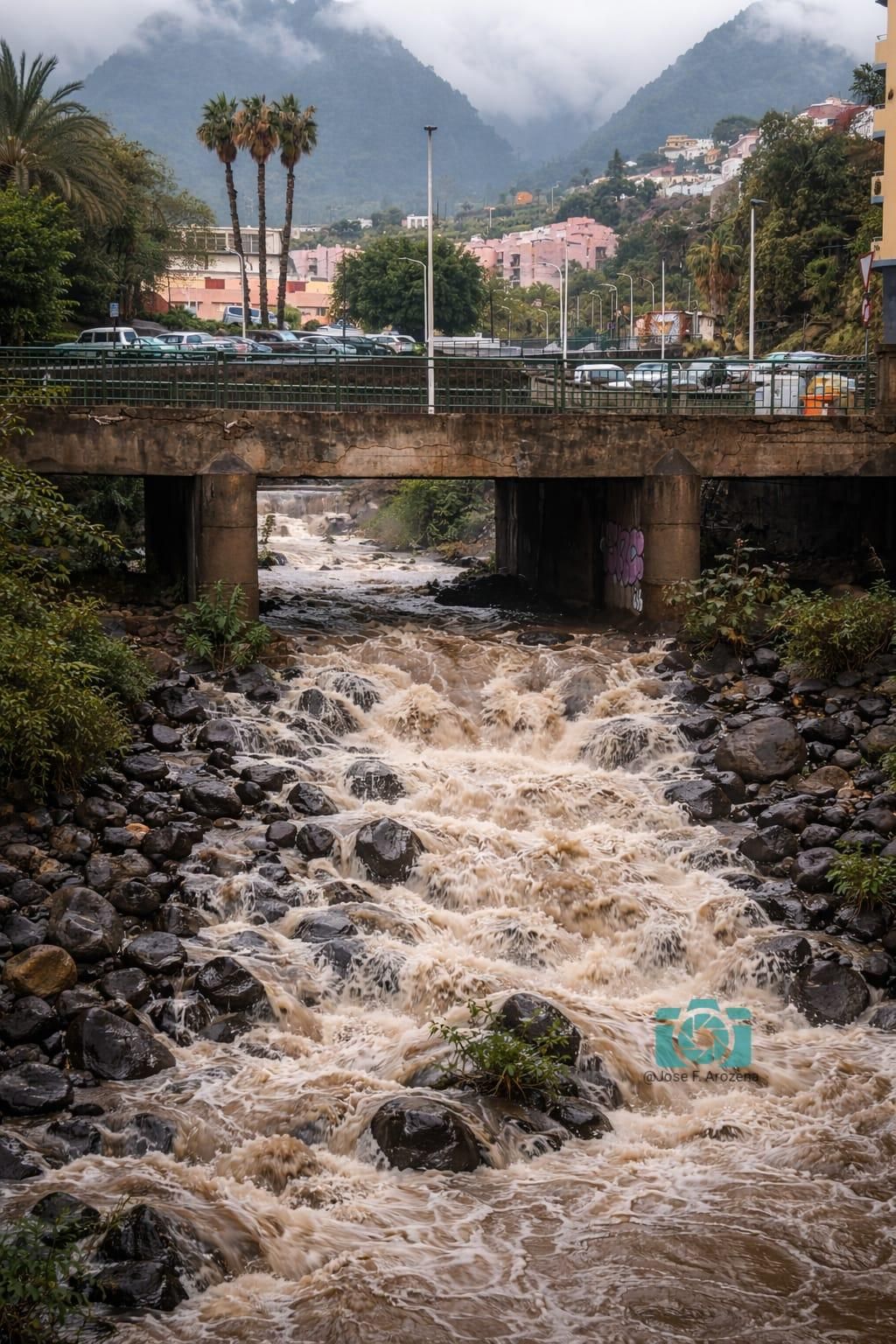 Barranco de Las Nieves, en el tramo urbano de Santa Cruz de La Palma, con caudal en la mañana de este miércoles.