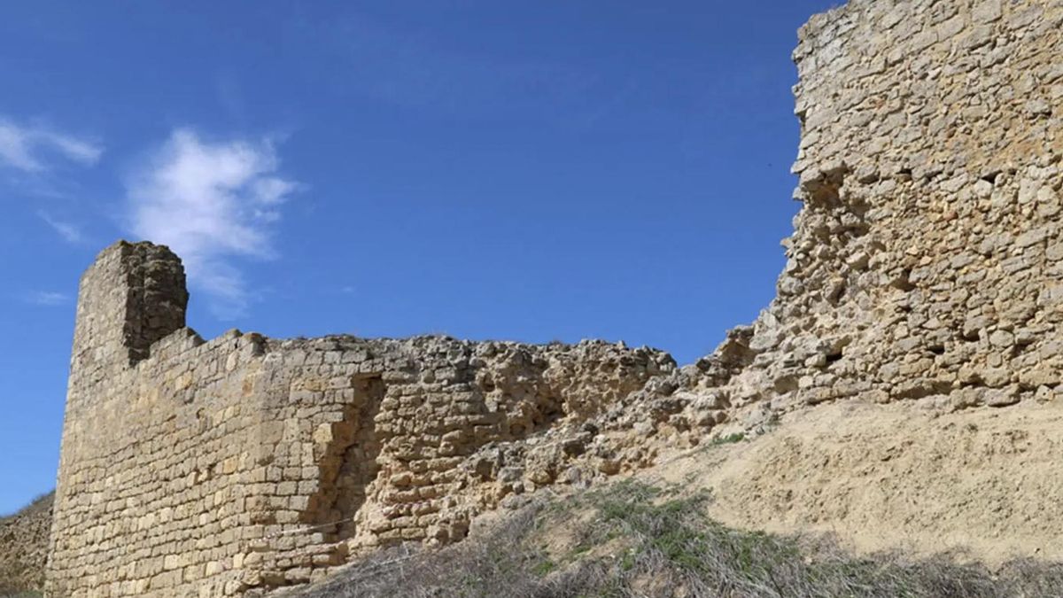 Situado a 734 metros de altitud sobre un cerro, el castillo constituyó una plaza defensiva inexpugnable