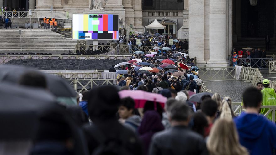 Fila para entrar este jueves en la basílica de San Pedro para rendir homenaje al fallecido papa Francisco. EFE/EPA/MASSIMO PERCOSSI