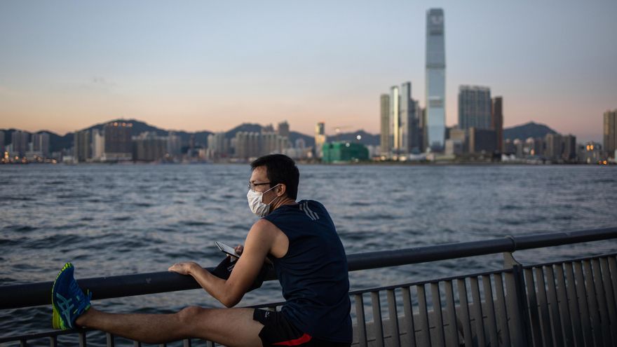 Un hombre lleva una máscara mientras hace ejercicio en Hong Kong, China.